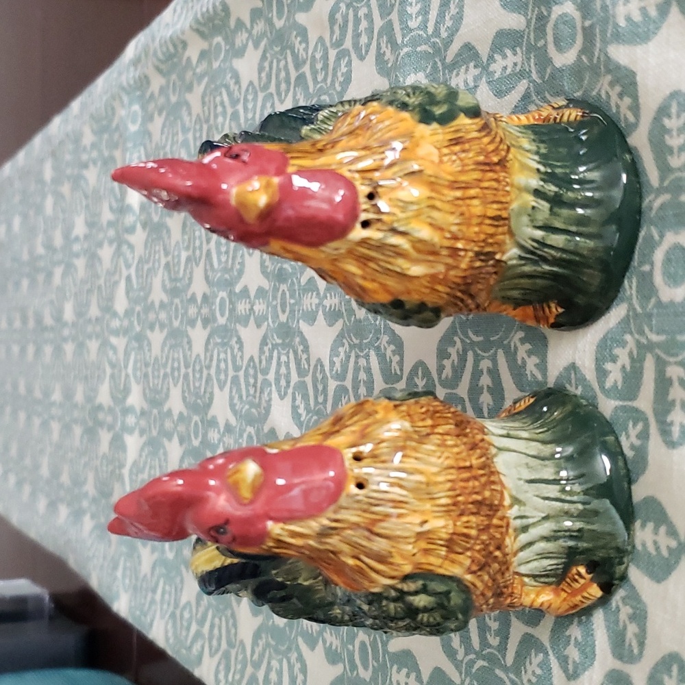 NWOT Rooster Salt & Pepper Shakers